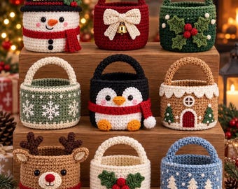 Pode incluir: Nove cestas pequenas, redondas e feitas de crochê com alças, dispostas em três fileiras. Os designs incluem um boneco de neve, uma cesta vermelha com um laço, uma cesta verde com azevinho, um padrão de flocos de neve, um pinguim, uma casa de gengibre, uma rena, uma cesta com azevinho e um padrão de árvores azul.
