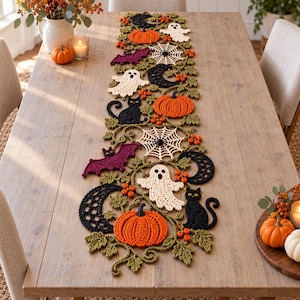 Puede incluir: Un camino de mesa de ganchillo largo y rectangular con un patrón repetitivo de temática de Halloween que incluye calabazas naranjas, fantasmas blancos, gatos negros, murciélagos morados, telarañas, lunas crecientes y enredaderas.