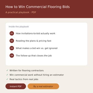 Op de afbeelding: Een digitaal document getiteld How to Win Commercial Flooring Bids, een praktisch handboek in PDF-formaat. Het bevat vier hoofdstukken: How invitations-to-bid actually work, Reading the plans & pricing fast, What makes a bid win, en The follow-up.