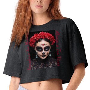 Catrines/Halloween: Women’s garment dye cropped tee - Abraza a tus vivos
