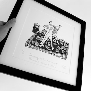 Linosnede print - Dansen in de bloembedden van de stoep buiten Aldi - handgemaakte kunst, vrouw, man, jubileumcadeau,