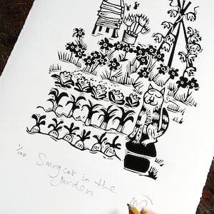 Może przedstawiać: Czarno-biały wydruk linorytu przedstawiający kota siedzącego w ogrodzie z domem, kwiatami i tipi. Druk jest numerowany 1/100 i podpisany "Smug cat in the garden".