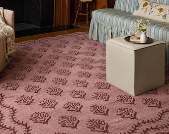 Handgetuft wollen vloerkleed, roze bloemenpatroon met geschulpte randen, botanisch vloerkleed, landelijke woonkamer