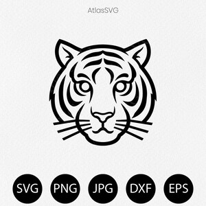 Puede incluir: Una ilustración gráfica en blanco y negro de una cabeza de tigre con líneas gruesas y rayas simétricas. El texto AtlasSVG está centrado sobre el tigre. Cinco círculos negros en la parte inferior contienen el texto blanco SVG, PNG, JPG, DXF y EPS.