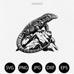 Puede incluir: Una ilustración digital en blanco y negro de un varano posado sobre una formación rocosa irregular. El lagarto tiene escamas detalladas y una cola larga y curva. El texto AtlasSVG aparece arriba, con SVG, PNG, JPG, DXF y EPS debajo.
