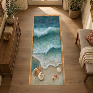 Puede incluir: Una alfombra rectangular tipo pasillero con una escena oceánica impresa que muestra olas turquesas rompiendo en una playa de arena. El diseño incluye ilustraciones detalladas de varias conchas, corales y estrellas de mar.