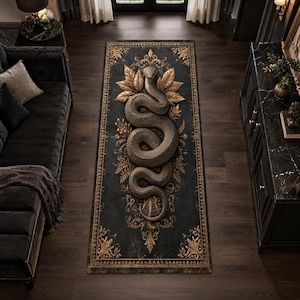Peut inclure: Un tapis rectangulaire au fond gris anthracite avec une bordure dorée ornée. Un grand serpent brun texturé et enroulé est centré sur le tapis, entouré de motifs détaillés de feuilles botaniques et de volutes de couleur dorée.