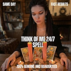 Puede incluir: Un conjunto ritual con dos velas naranjas altas, dos velas pequeñas y tres cartas del tarot sobre una bandeja redonda dorada. El texto dice: SAME DAY, FAST RESULTS, THINK OF ME 24/7 SPELL, 100% GENUINE AND GUARANTEED.