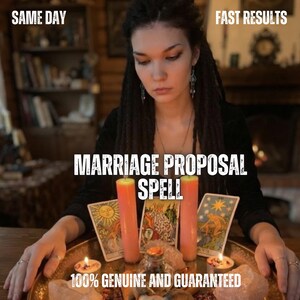 Puede incluir: Una persona con rastas oscuras y una blusa negra, situada detrás de una bandeja de latón con dos velas naranjas altas, tres cartas del tarot y cristales. El texto dice: SAME DAY, FAST RESULTS, MARRIAGE PROPOSAL SPELL, 100% GENUINE AND GUARANTEED.
