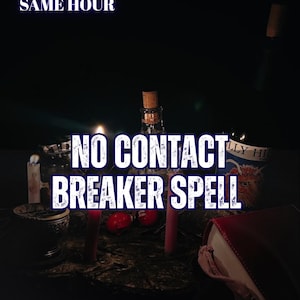Può includere: Una scena scura con candele accese, una bottiglia di vetro e un libro. Il testo sovrapposto recita 5 REVIEWS SAME HOUR, NO CONTACT BREAKER SPELL e AURA&ENERGY READING. L'illuminazione è soffusa, mettendo in risalto le fiamme e la bottiglia.