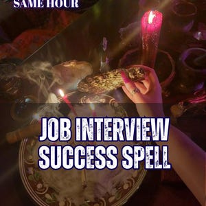 Pode incluir: Uma mão segura um maço de sálvia aceso sobre um prato de cerâmica com velas acesas e fumaça. O texto diz 5 REVIEWS SAME HOUR, JOB INTERVIEW SUCCESS SPELL e AURA & ENERGY READING. A cena é pouco iluminada com uma vela vermelha e itens rituais.