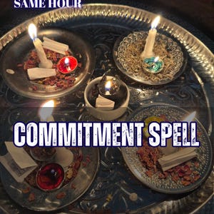 Peut inclure: Un grand plateau argenté contenant quatre petites assiettes en métal et un bol blanc central, chacun avec des bougies allumées, des pétales de fleurs séchées, des herbes et des papiers pliés. Texte : 5 REVIEWS SAME HOUR, COMMITMENT SPELL, AURA & ENERGY READING.