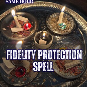 Pode incluir: Uma grande bandeja prateada contém quatro pequenos pratos de metal e uma tigela branca central, cada um com velas acesas, ervas secas e papéis dobrados. O texto diz 5 REVIEWS SAME HOUR, FIDELITY PROTECTION SPELL, AURA&ENERGY READING.