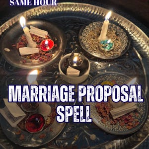 Pode incluir: Uma grande bandeja prateada contendo quatro pequenos pratos de metal e uma tigela branca central, cada um com velas acesas, pétalas de flores secas e papéis brancos dobrados. O texto diz 5 REVIEWS SAME HOUR, MARRIAGE PROPOSAL SPELL, AURA & ENERGY READING.