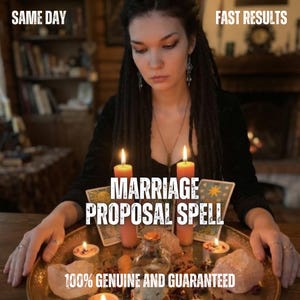 Puede incluir: Una persona con rastas oscuras y top negro, situada tras una bandeja de latón con dos velas naranjas altas, dos velas pequeñas, cristales de cuarzo rosa y cartas del tarot. Texto: SAME DAY, FAST RESULTS, MARRIAGE PROPOSAL SPELL, 100% GENUINE AND GUARANTEED.