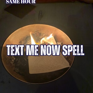 Könnte beinhalten: Eine runde kupferfarbene Metallschale mit brennendem Papier, auf dem handschriftlicher Text zu sehen ist. Das Bild enthält den Text 5 REVIEWS SAME HOUR, TEXT ME NOW SPELL und AURA&ENERGY READING in weißer und blauer Schrift vor dunklem Hintergrund.