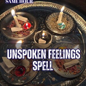 Op de afbeelding: Een groot zilveren dienblad met vier kleine metalen bordjes en een centrale witte kom, elk met brandende kaarsen, gedroogde kruiden en kleine gevouwen papiertjes. De tekst luidt 5 REVIEWS SAME HOUR, UNSPOKEN FEELINGS SPELL, AURA & ENERGY READING.