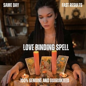 Op de afbeelding: Een persoon met donkere dreadlocks in een zwarte top achter een koperen dienblad met drie tarotkaarten, twee hoge oranje stompkaarsen, twee kleine theelichtjes en diverse ruwe roze kristallen met de tekst LOVE BINDING SPELL.