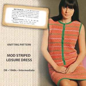 Op de afbeelding: Een mouwloze gebreide jurk met horizontale strepen in oranje, groen en roze met een centrale groene knoopsluiting. De tekst luidt: KNITTING PATTERN MOD STRIPED LEISURE DRESS DK 1960s Intermediate. Materialen en afmetingen zijn vermeld.