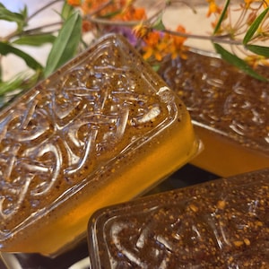 Handmade Persimmon Oil Soap: Green Tea, Turmeric, Honey imagen 9