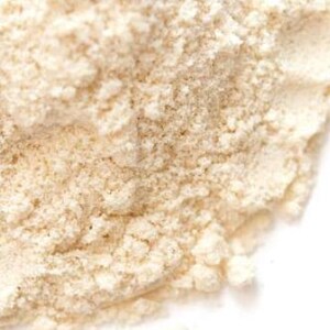 Pu&ograve; includere: Primo piano di un mucchio di polvere beige chiaro con una consistenza granulosa. La polvere sembra essere finemente macinata, con un colore leggermente bianco sporco. L'immagine &egrave; ben illuminata, evidenziando la consistenza e la forma della polvere.