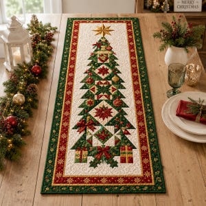 Può includere: Un runner da tavola trapuntato rettangolare con un design centrale a forma di albero di Natale composto da motivi patchwork geometrici in verde, rosso e oro. Il bordo è decorato con motivi floreali rossi e verdi e fiocchi di neve dorati su fondo crema.