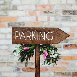 Cartello direzionale per parcheggio per matrimoni, cartello rustico per matrimonio in stile bosco, freccia in legno per matrimonio, cartello in legno per matrimonio, cartello per parcheggio