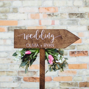 Freccia nuziale in legno rustico per matrimonio personalizzato con paletto, insegna o segnaletica in legno rustico per matrimonio, freccia nuziale rustica per cerimonia