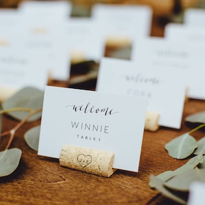 Iniciais em coração, porta-cartões de cortiça de vinho personalizado ou setter de lugar, porta-cartões com nome de cortiça de vinho, tema de vinho, casamento