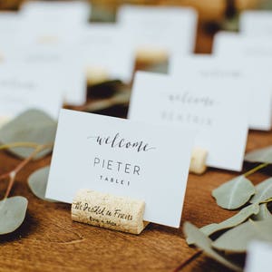 We hebben besloten voor altijd gepersonaliseerde wijnkurk plaatskaarthouder of plaatszetter, wijnkurk naambadge naamkaarthouder, wijnthema bruiloft