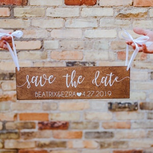 Cartello rustico per matrimonio Save the Date, cartello per foto di scena per data di matrimonio, cartello in legno per foto di fidanzamento, cartello con decorazioni personalizzate per foto