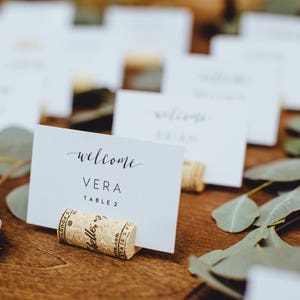 Winery Logo Kurken, WijnKurk Place Card Houder of Place Setter, Wine Cork Naam Badge, Naam Kaarthouder, Wijn Thema Bruiloft Place Card Houder afbeelding 1