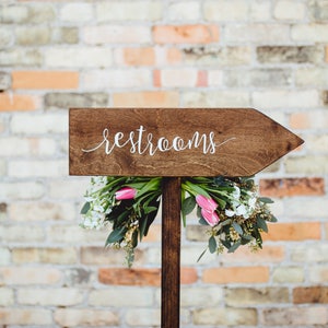 Toilette Segno freccia direzionale, Segno di matrimonio rustico nel bosco, Freccia di matrimonio in legno, Segno di legno di nozze, Segno di bagno Freccia, Segno di bagno
