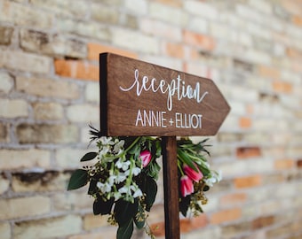 Freccia per matrimonio in legno rustico per ricevimento personalizzato con paletto, insegna o segnaletica in legno per matrimonio rustico, freccia per matrimonio rustico per cerimonia