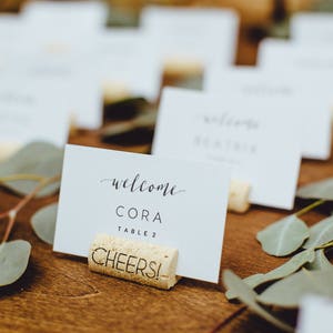 ¡Salud! Titular de la tarjeta del lugar del corcho del vino o colocador del lugar, titular de la tarjeta del nombre de la insignia del nombre del corcho del vino, titular de la tarjeta del lugar de la boda temática del vino