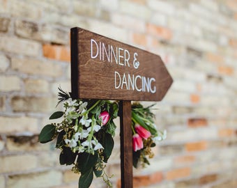 Cena e ballo Segno di freccia direzionale, Segno di matrimonio rustico nel bosco, Freccia di matrimonio in legno, Segno di legno di nozze, Segno di cabina fotografica