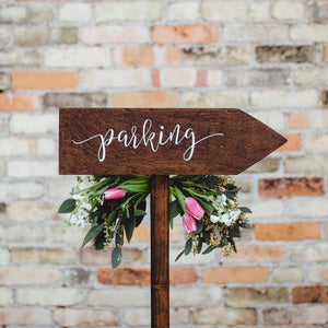 Segno della freccia direzionale per il parcheggio del matrimonio, Segno del matrimonio nel bosco rustico, Freccia per matrimonio in legno, Segno del matrimonio in legno, Segno del parcheggio