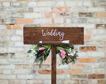 Freccia per matrimonio in legno rustico con paletto, insegna o segnaletica in legno per matrimonio rustico, freccia per matrimonio rustico per cerimonia o ricevimento