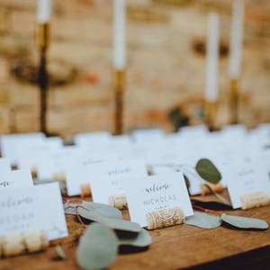 Winery Logo Kurken, WijnKurk Place Card Houder of Place Setter, Wine Cork Naam Badge, Naam Kaarthouder, Wijn Thema Bruiloft Place Card Houder afbeelding 2