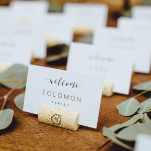 Inicial en corona de vino personalizado titular de la tarjeta del lugar del corcho o colocador del lugar, titular de la tarjeta de nombre de la insignia del nombre del corcho del vino, boda temática del vino