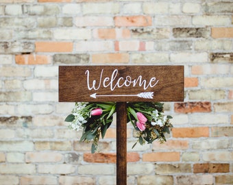 Freccia di benvenuto per matrimonio in legno rustico con paletto, cartello o insegna in legno per matrimonio rustico, freccia per matrimonio rustico per cerimonia o ricevimento