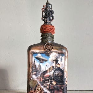 Bottiglia a forma di treno steampunk modificata / Locomotiva industriale per l'arredamento di casa.