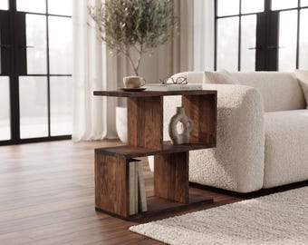 Geometrische bijzettafel van massief hout met open planken, handgemaakte moderne bijzettafel voor naast de bank, sculpturale opbergtafel voor kleine ruimtes