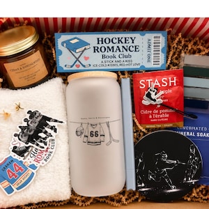 Caja de regalo romántica de hockey, Todo menos el libro, Cita a ciegas con un libro, Regalo para lectores de deportes, Regalo para amantes de los libros, Caja de libros para fuera del campus, Regalo para ratones de biblioteca