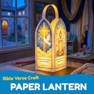 Può includere: Una lanterna di carta con parte superiore ad arco e manico, dotata di due pannelli illuminati. Un pannello mostra una croce e una colomba bianca con il testo "The Lord shall be thine everlasting light. Isaiah 60:20". L'altro mostra una candela con "Let your light so shine before men. Matthew 5:16".