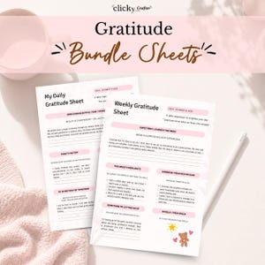 Puede incluir: Dos hojas de papel blancas tituladas My Daily Gratitude Sheet y Weekly Gratitude Sheet con detalles en rosa y texto en negro. La hoja semanal incluye secciones para aspectos destacados, amabilidad y un espacio para garabatos con iconos.