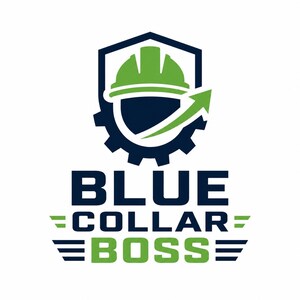Könnte beinhalten: Ein Logo mit einem dunkelblauen Schild- und Zahnradsymbol, das einen hellgrünen Schutzhelm und einen nach oben gerichteten Pfeil enthält. Darunter steht der Text BLUE COLLAR BOSS in Dunkelblau und Hellgrün, akzentuiert durch horizontale Linien.