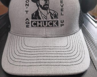 Chuck Norris "Non invecchio, salgo di livello" cappello