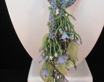 Vårens Lariat Lucite-blommor