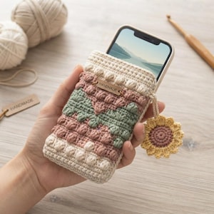 Handmade Crochet Phone Case – Floral Boho Smartphone Pouch – Cotton Tech Accessory Pattern